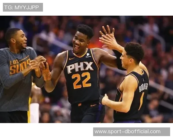 文班低位强攻遭布克防守犯规本场第4次犯规引发争议