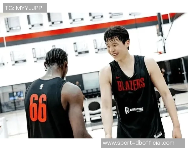 罗威飚中三分再度坐第一排杨瀚森与队友们欢乐庆祝瞬间回顾 罗威飚中三分再度坐第一排杨瀚森与队友们欢乐庆祝瞬间回顾